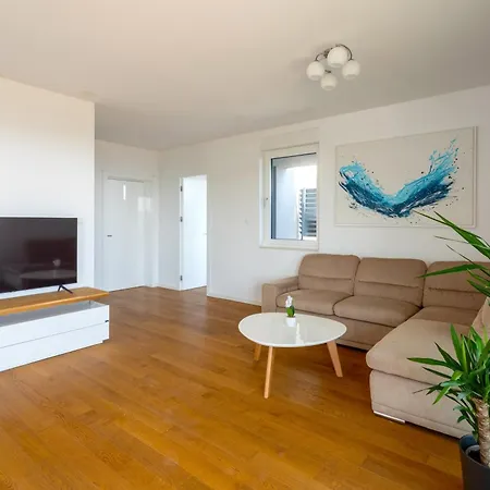 アパート Luxury Penthouse Near Kasjuni Centre